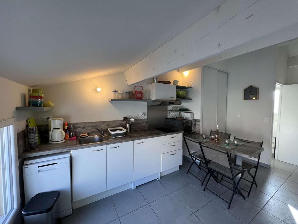 Kuchyňa alebo kuchynka v ubytovaní Studio Centre-Ville à 150m de la Plage, 4 Pers., Mezzanine, Cuisine Équipée, Proche Commerces - FR-1-701-51