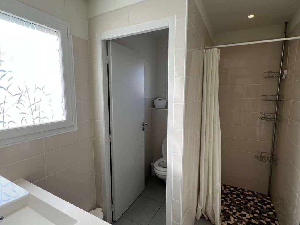 Kúpeľňa v ubytovaní Studio Centre-Ville à 150m de la Plage, 4 Pers., Mezzanine, Cuisine Équipée, Proche Commerces - FR-1-701-51