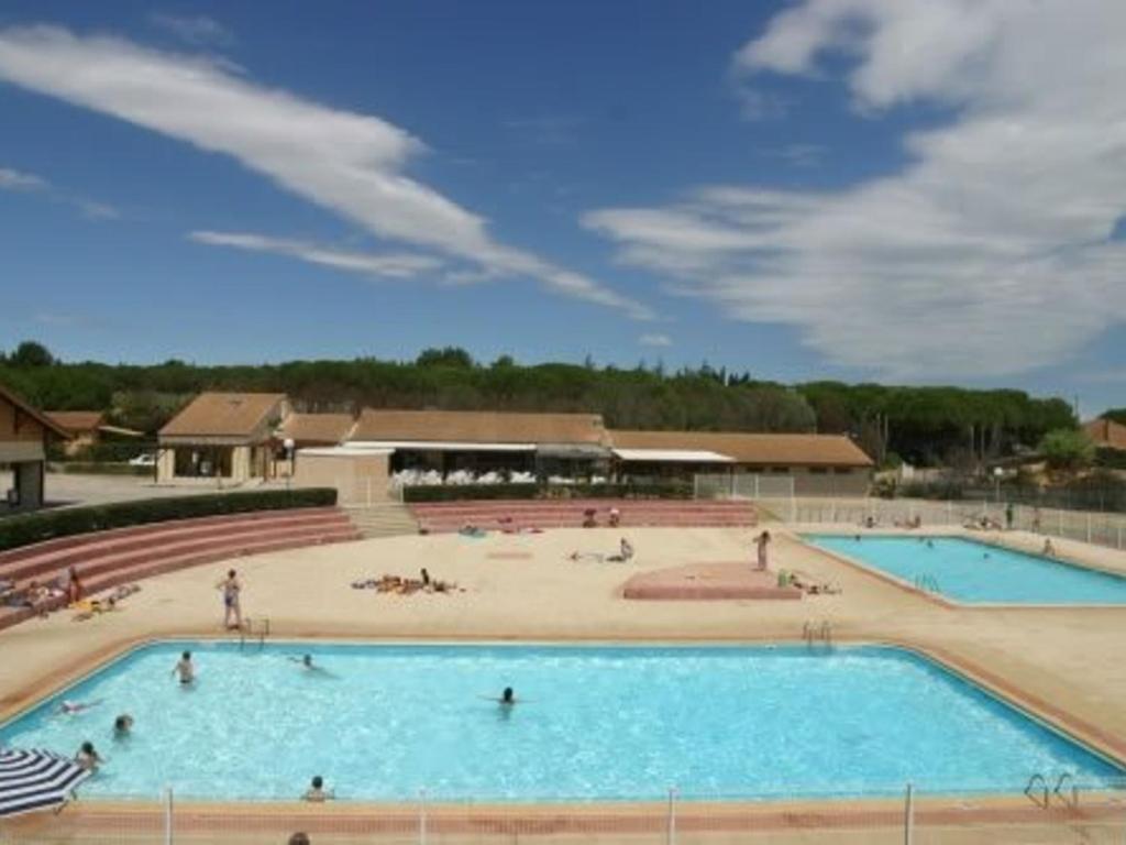 ein großer Swimmingpool mit Menschen darin in der Unterkunft Appartement Vendres, 3 pièces, 7 personnes - FR-1-701-52 in Vendres