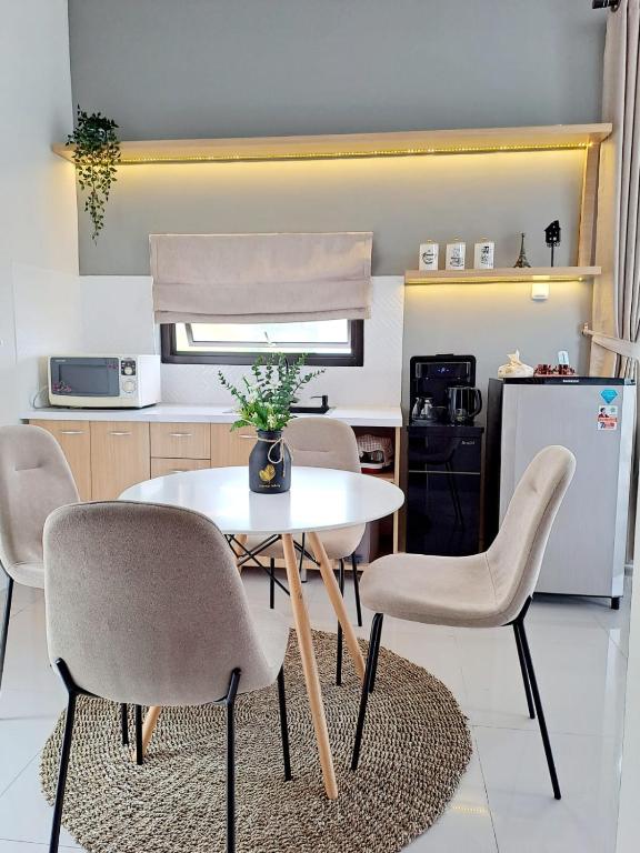 Kuchyň nebo kuchyňský kout v ubytování Tabebuya Rumah Liburan Keluarga