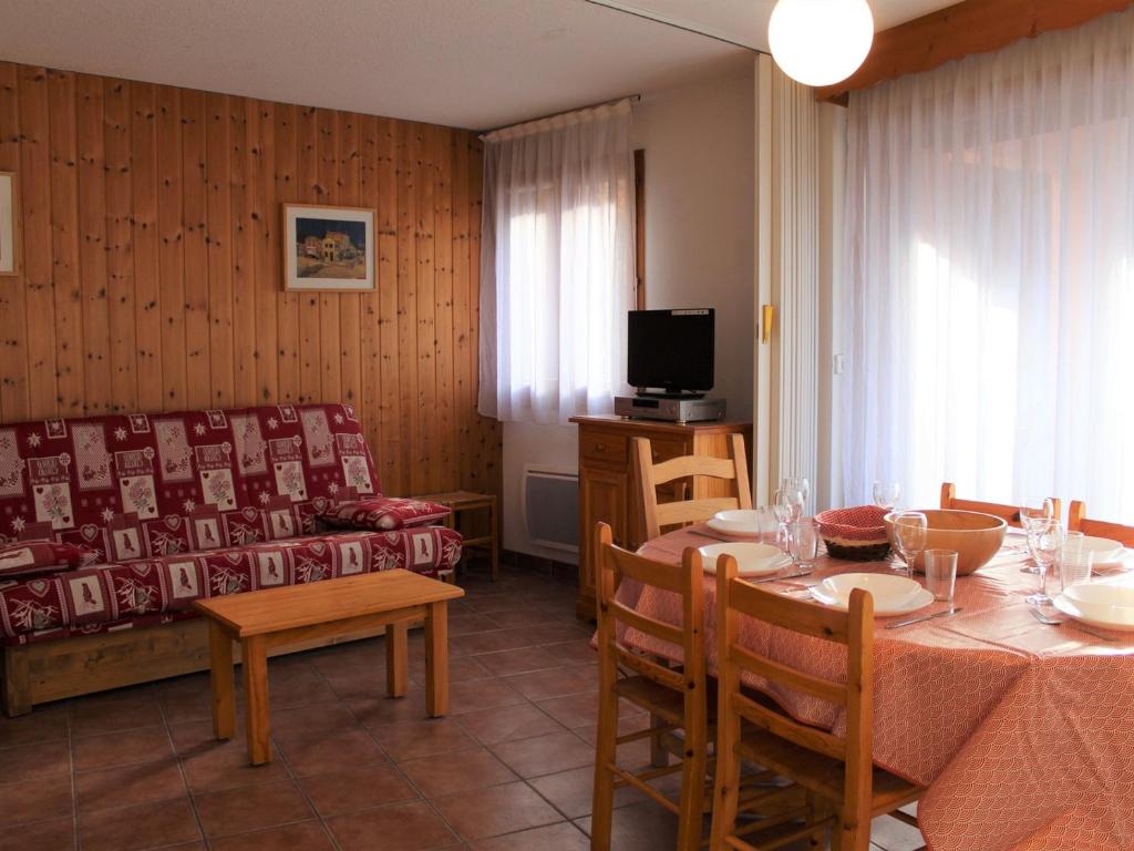 Televízia a/alebo spoločenská miestnosť v ubytovaní Appartement cosy 2 pièces avec coin nuit, 6 couchages, à 100m des pistes et commerces à Vars - FR-1-330B-207