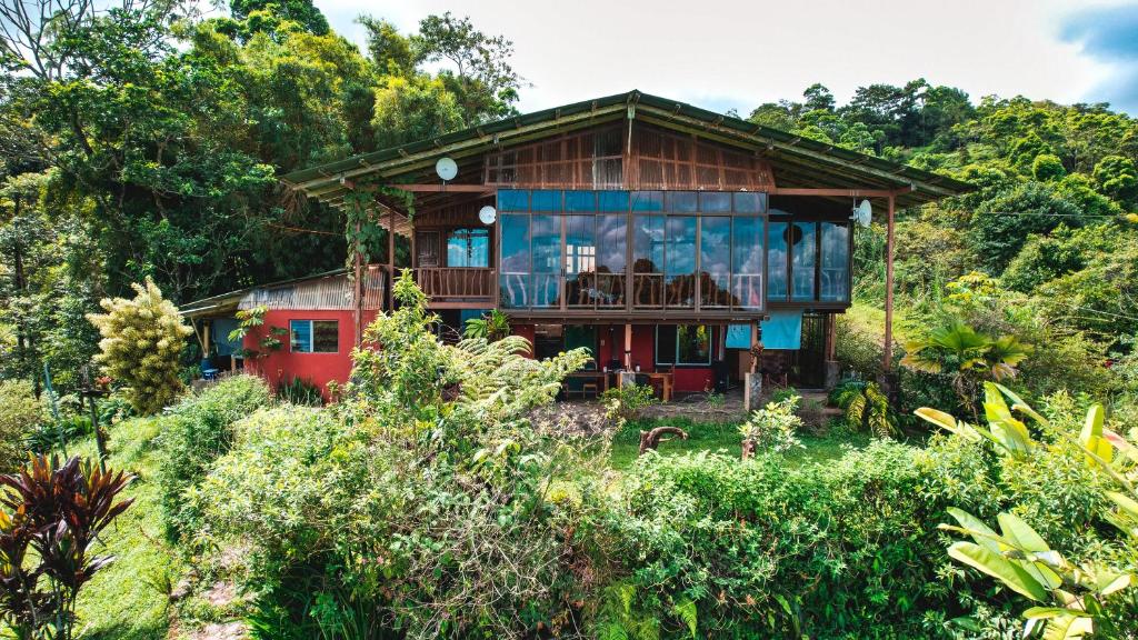 una casa en la ladera de una colina con árboles en Birds & Breakfast Costa Rica, en Fortuna