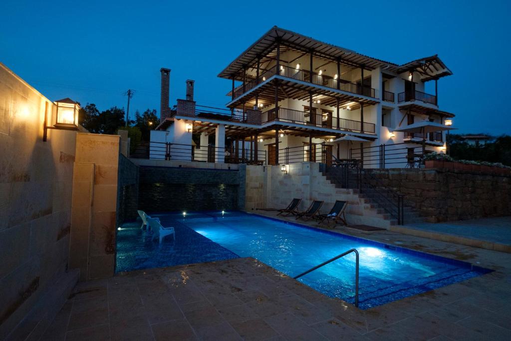 uma casa com uma piscina em frente em CASA LLANO HIGUERAS em Barichara