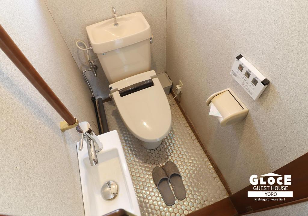Koupelna v ubytování GLOCE 養老 西小倉ハウス 1 l 広々とした一軒家を貸切 l 無料駐車場有 l 中長期向け