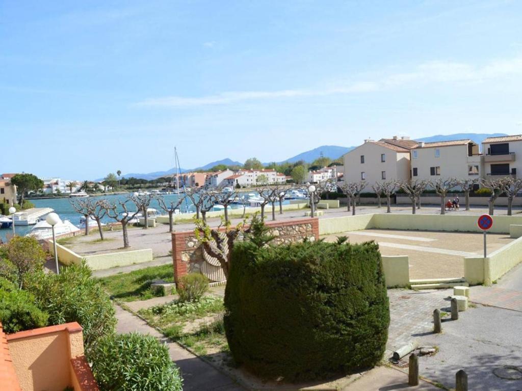 un parc avec des arbres et une masse d'eau dans l'établissement Studio lumineux avec loggia, parking privé et à deux pas de la mer - Saint-Cyprien - FR-1-225D-147, à Saint Cyprien Plage