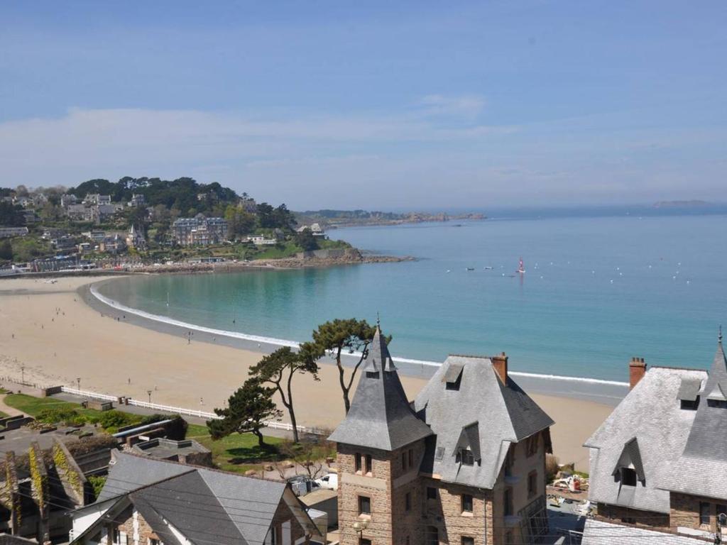 Photo de la galerie de l'établissement Appartement à 200m de la plage avec WIFI et vue mer à Perros-Guirec - FR-1-368-126, à Perros-Guirec
