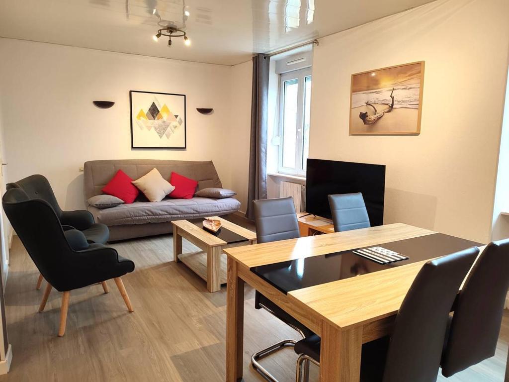 un salon avec un canapé, une table et des chaises dans l'établissement Appartement central à Trébeurden, 500m plage, proche commerces, 2 chambres, 3 salles d'eau - FR-1-368-308, à Trébeurden