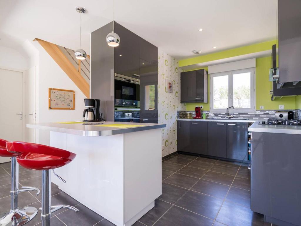 Maison familiale avec jardin clos, 4 pièces, 6 pers, proche plage et commerces, Wifi, parking inclus. - FR-1-477-192 - Villa