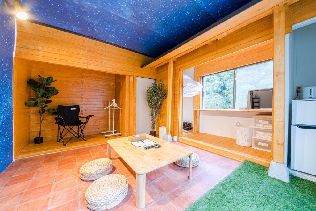 a living room with a table and a window at SyunkaSyuutou - Vacation STAY 53627v in Hakone
