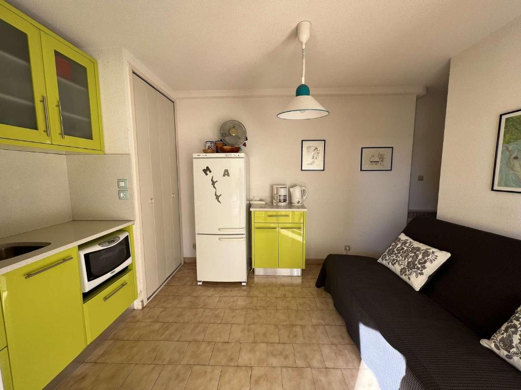 Kuchyňa alebo kuchynka v ubytovaní Appartement T2 Cabine, RDC avec Terrasse – Plage à 50m, Parking Privé - FR-1-702-5