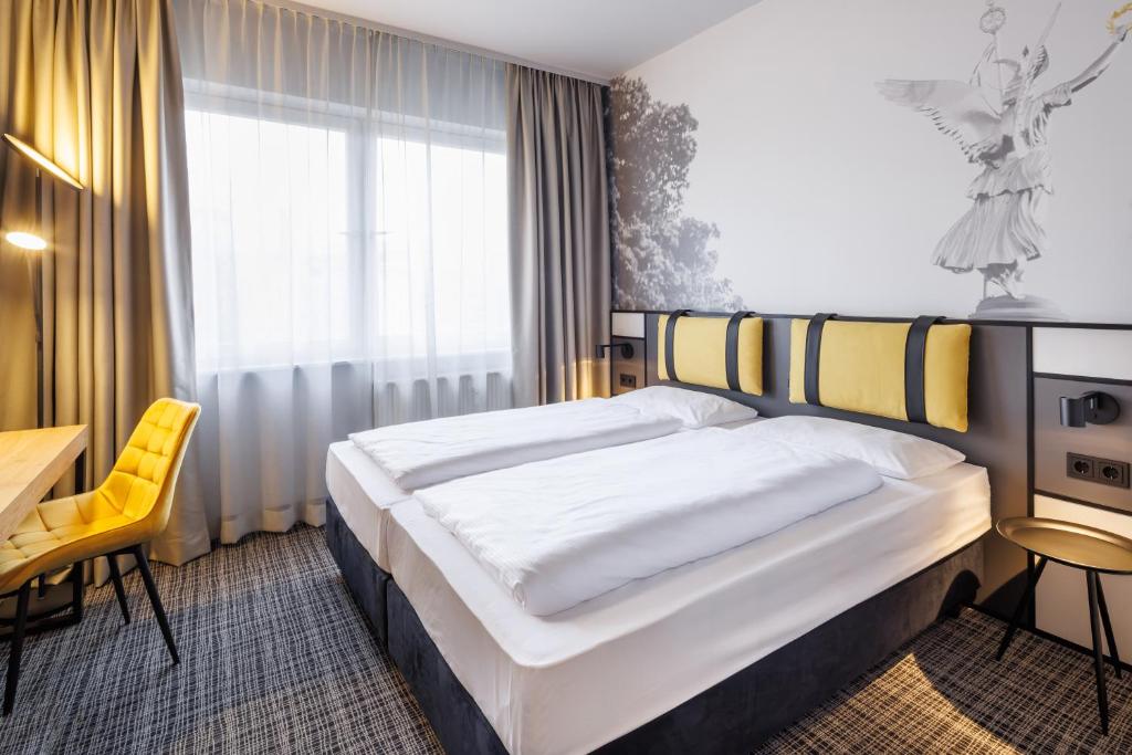 Postel nebo postele na pokoji v ubytování Hotel Lützow