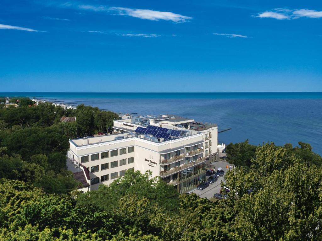 een luchtzicht op een gebouw met de oceaan op de achtergrond bij Hotel Lambert Medical Spa in Ustronie Morskie