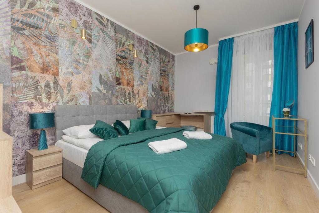 1 dormitorio con cama verde y cortinas azules en Bemowo Górczewska Apartment by Renters, en Varsovia