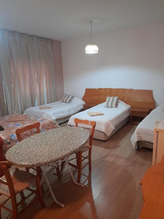 Postel nebo postele na pokoji v ubytování Onisillos Hotel