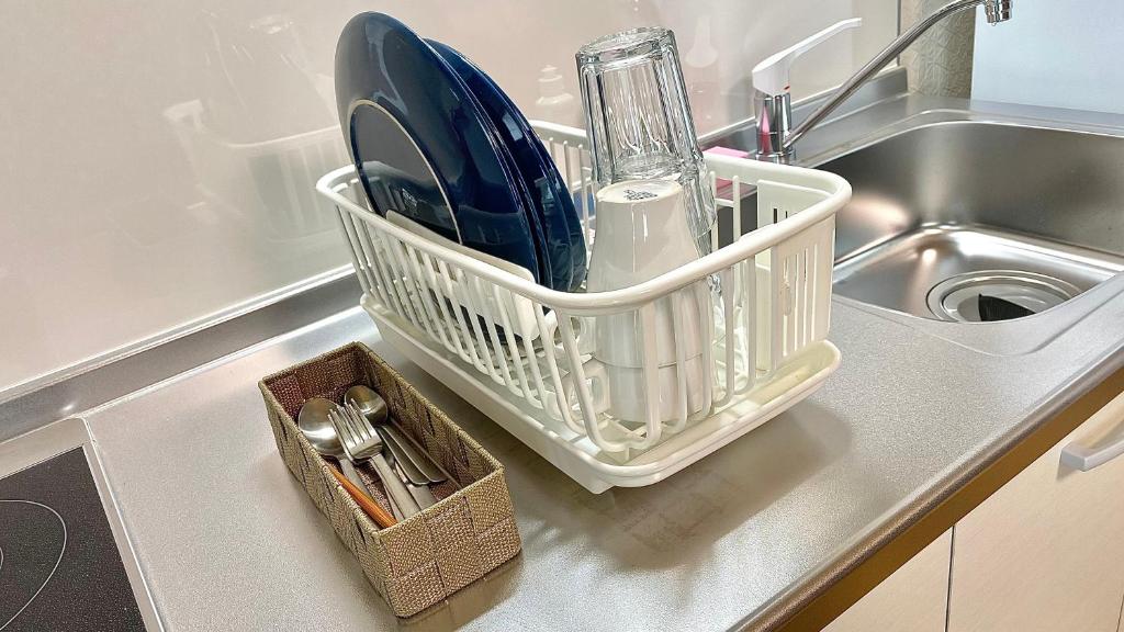 a dish basket on a counter next to a sink at One More Heart Fushimi Inari in Momoyama-chō