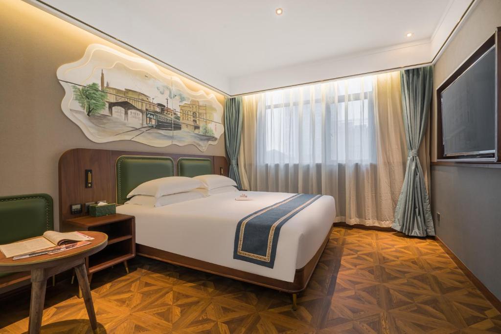 Postel nebo postele na pokoji v ubytování Nost algia S Hotel Near Shanghai Fudan University- The Bund, The Pearl Tower, Free ice cream, mineral water, coffee, snacks and laundry service, Free GYM, English communication well