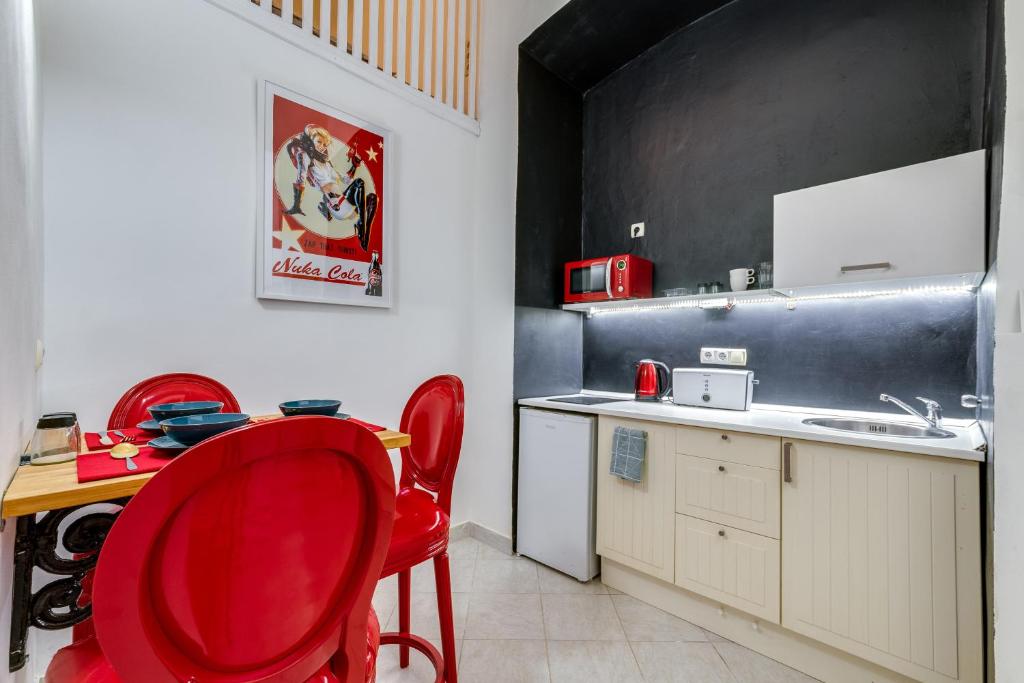 A kitchen or kitchenette at Little Cola apartment in Dohány street with AC