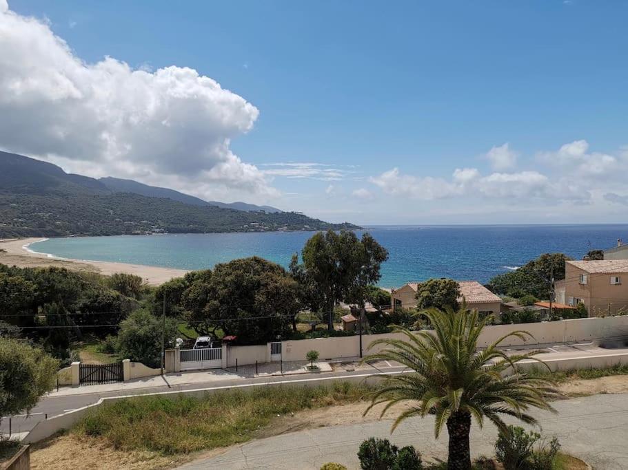 Elle offre une vue sur la plage et l'océan. dans l'établissement F2, climatisé, vue mer, 100 m de la plage, à Casaglione