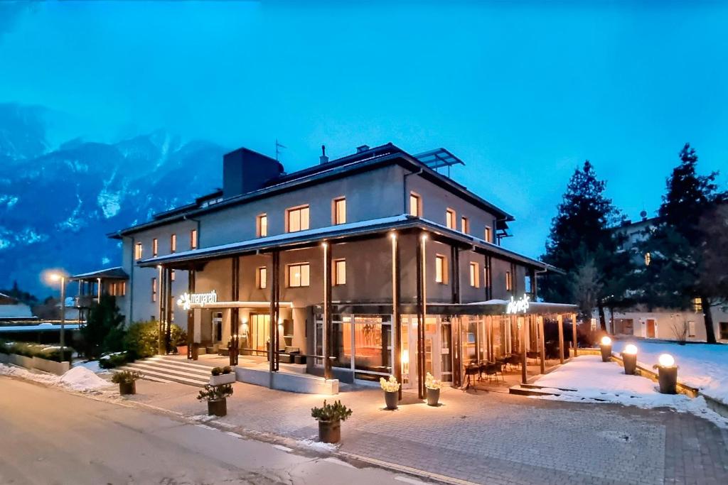 une grande maison avec des lumières sur son côté dans l'établissement Residence Margareth, à Campo Tures