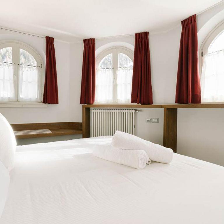Łóżko lub łóżka w pokoju w obiekcie Hotel Chalet Del Brenta