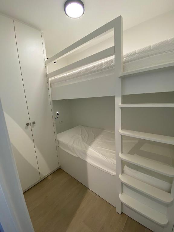 Postel nebo postele na pokoji v ubytování Cabien Zeedijk Oostduinkerke