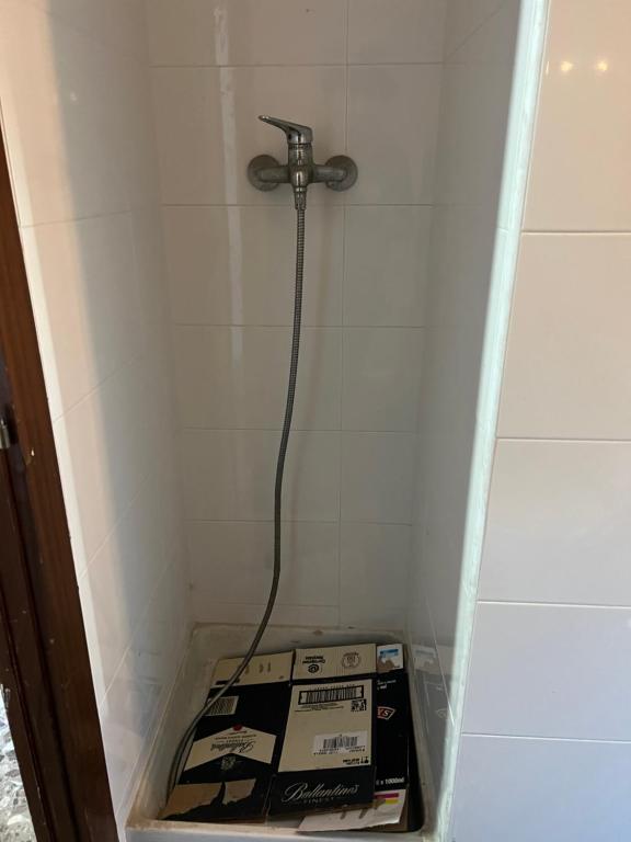 La salle de bains est pourvue d'une douche. dans l'établissement House of sabadell, à Sabadell