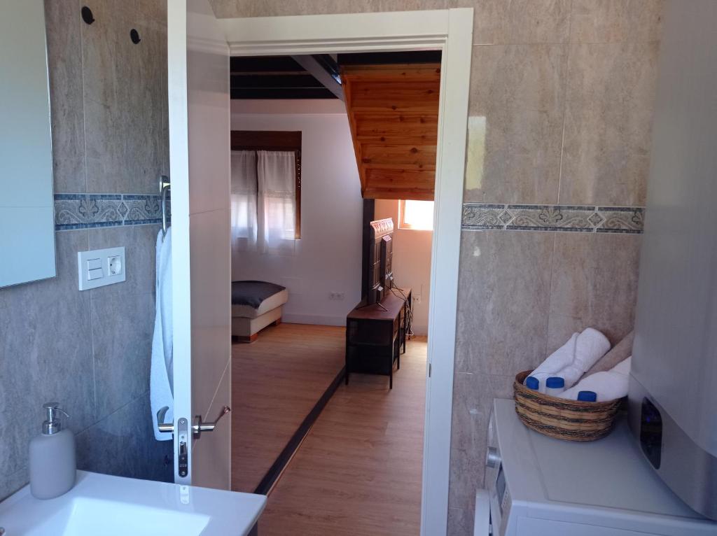 ein Badezimmer mit Waschbecken und Toilette in einem Zimmer in der Unterkunft La casina de Pichi in Caravia