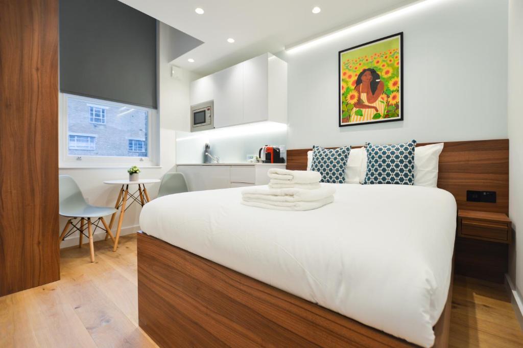 Postel nebo postele na pokoji v ubytování West Hampstead Serviced Apartments by Concept Apartments