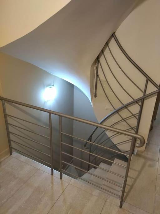 Posteľ alebo postele v izbe v ubytovaní Kalamata beach maizonette ground floor and semi-basement with yard