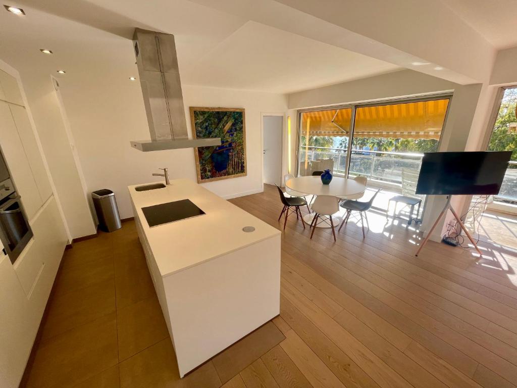 une cuisine et un salon avec une table et une salle à manger dans l'établissement La Mirandole by Connexion, à Vallauris