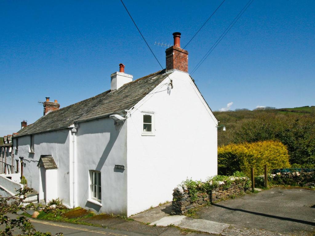 a white house with a black roof at Ivy Cottage - Tq4 in Boscastle