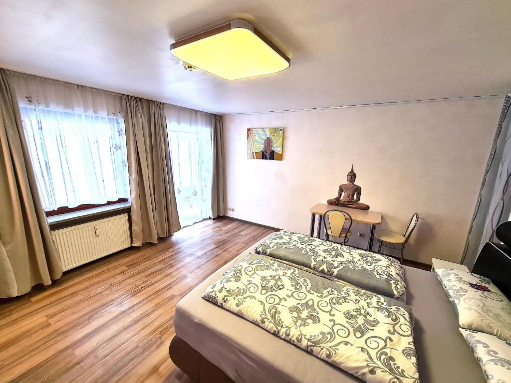 ein Schlafzimmer mit einem Bett und einem Tisch darin in der Unterkunft Ferienwohnung Jeremy in Bad Tölz