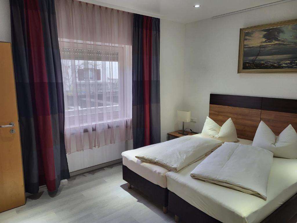 Un dormitorio con una cama grande y una ventana en Alpinaflat, en Rosenheim