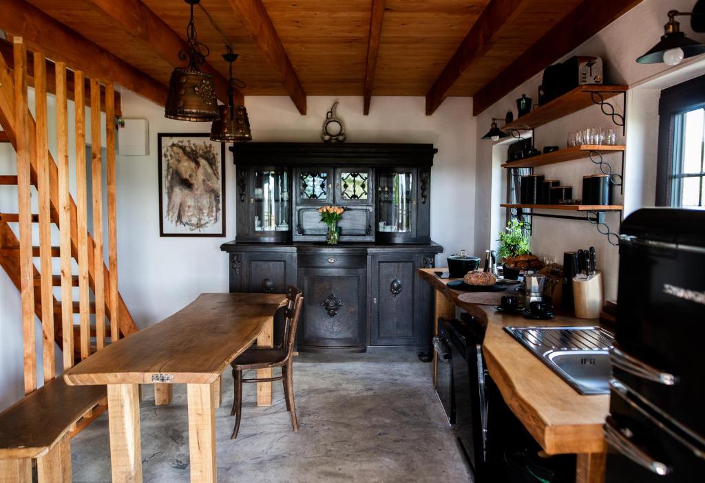 uma cozinha com uma mesa de madeira e um balcão de madeira em Libling Hruštička em Banská Štiavnica