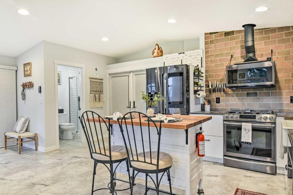 Modern Aurora Studio with Private Patio, Aurora Updated 2024 Prices