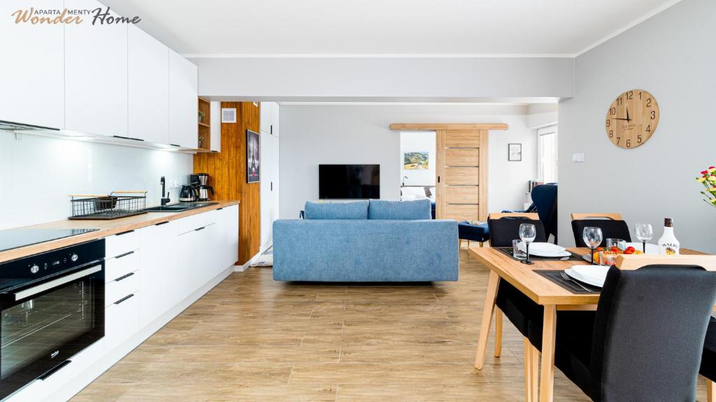 Kuchyňa alebo kuchynka v ubytovaní Wonder Home - Apartamenty Blisko Gór - blisko szlaków turystycznych, wyciągów, restauracji, deptaka