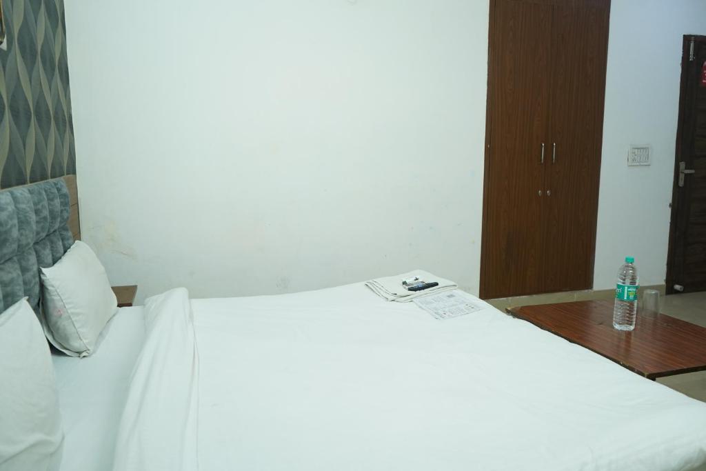 Postel nebo postele na pokoji v ubytování Hotel Quadis - Noida sec 51