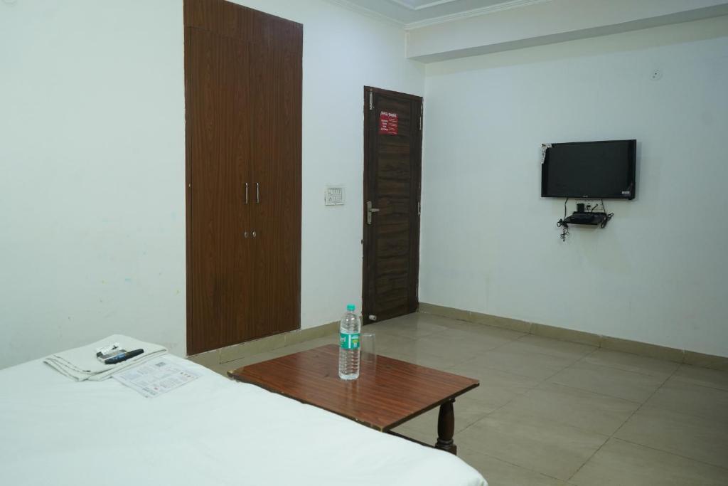TV a/nebo společenská místnost v ubytování Hotel Quadis - Noida sec 51