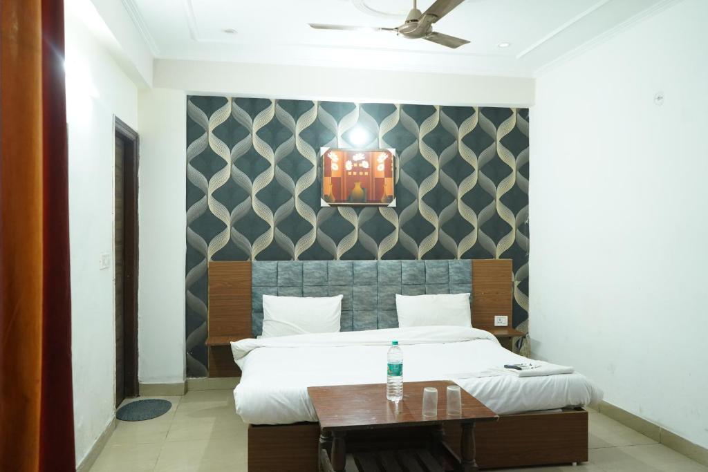 Postel nebo postele na pokoji v ubytování Hotel Quadis - Noida sec 51