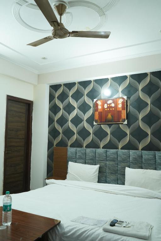 Postel nebo postele na pokoji v ubytování Hotel Quadis - Noida sec 51