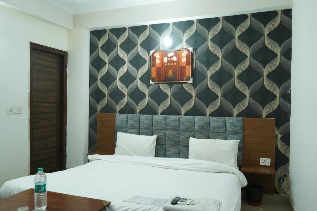 Postel nebo postele na pokoji v ubytování Hotel Quadis - Noida sec 51