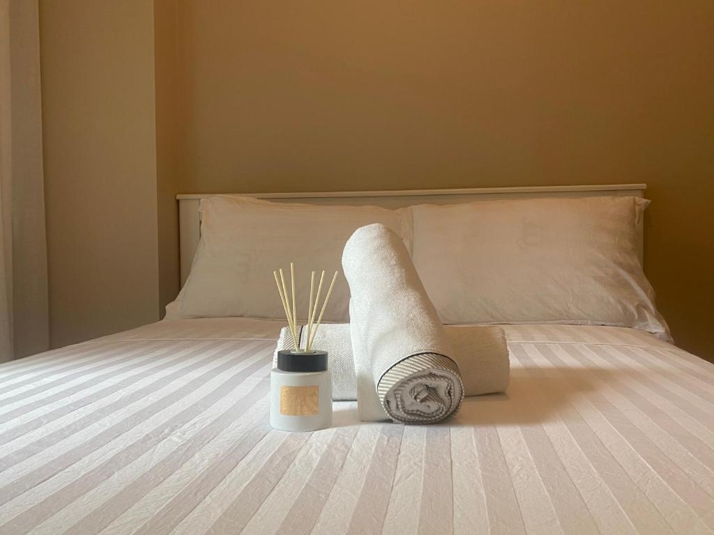uma cama com um rolo de toalhas de papel em 2F Newport Condotel em Manila