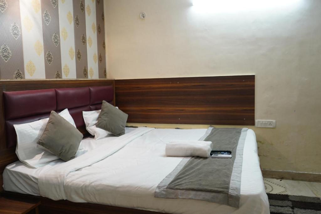 Postel nebo postele na pokoji v ubytování Hotel Quadis - Noida sec 15