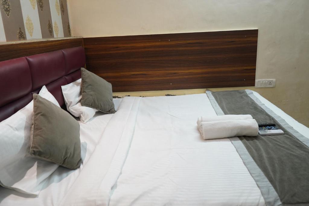 Postel nebo postele na pokoji v ubytování Hotel Quadis - Noida sec 15
