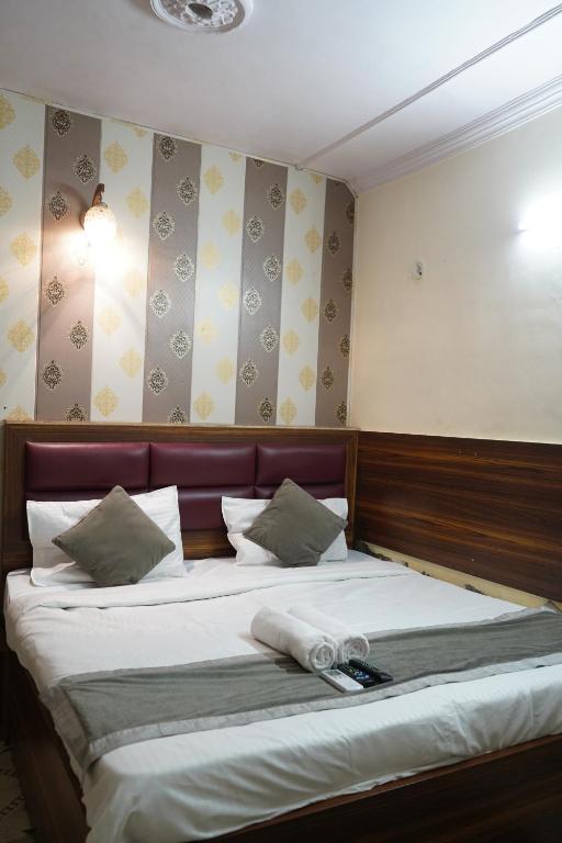 Postel nebo postele na pokoji v ubytování Hotel Quadis - Noida sec 15