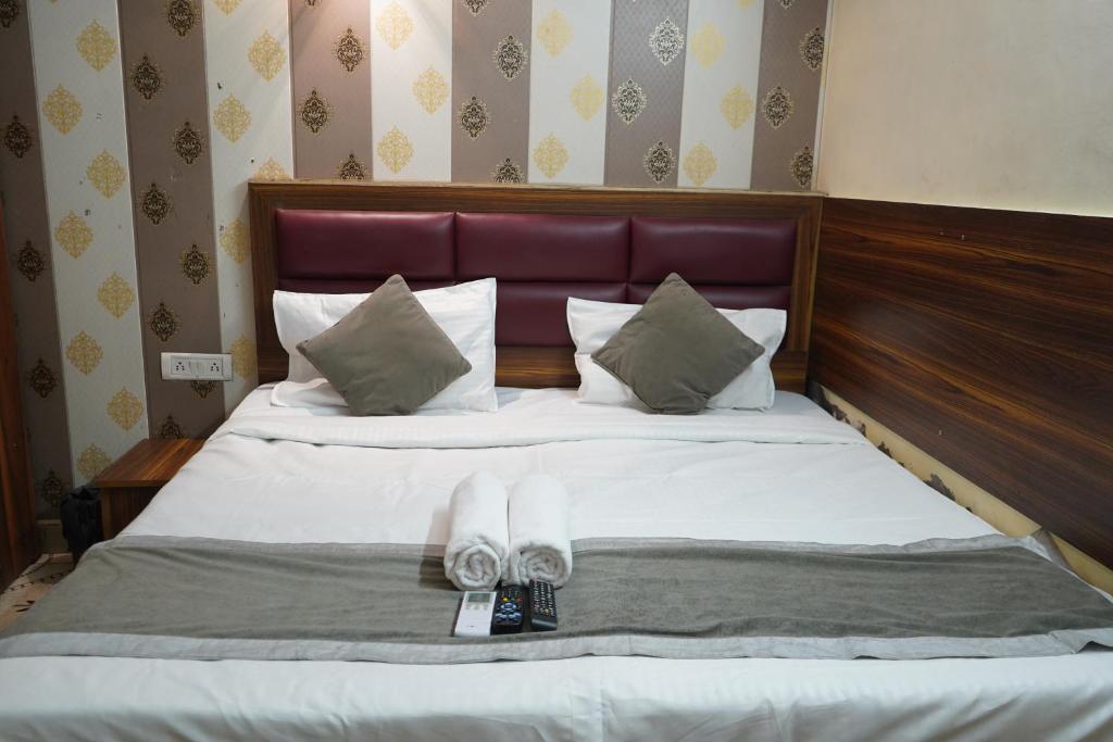Postel nebo postele na pokoji v ubytování Hotel Quadis - Noida sec 15