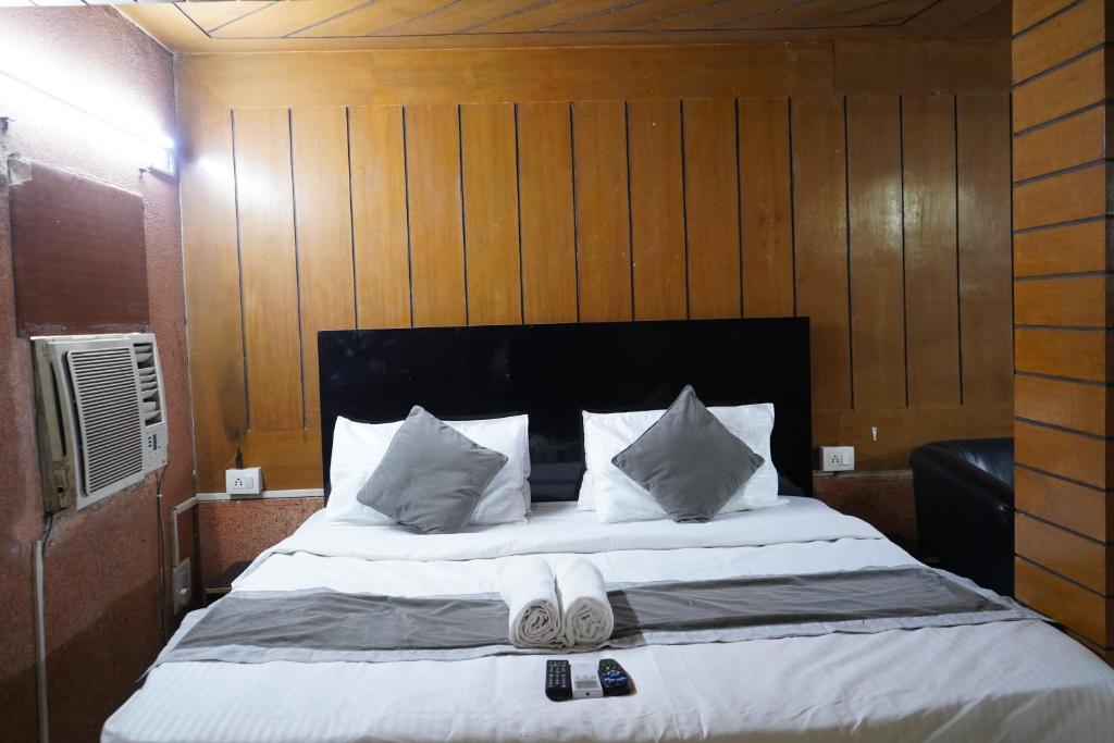 Postel nebo postele na pokoji v ubytování Hotel Quadis - Noida sec 15