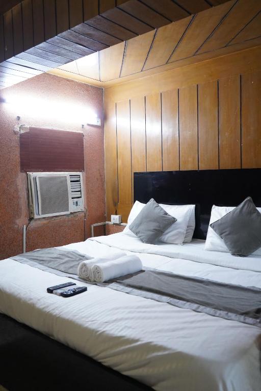 Postel nebo postele na pokoji v ubytování Hotel Quadis - Noida sec 15