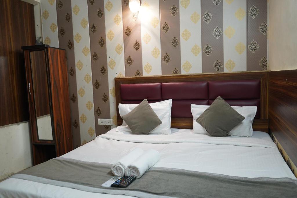 Postel nebo postele na pokoji v ubytování Hotel Quadis - Noida sec 15