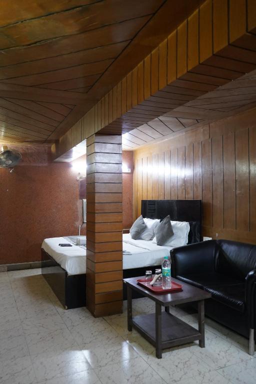 Postel nebo postele na pokoji v ubytování Hotel Quadis - Noida sec 15